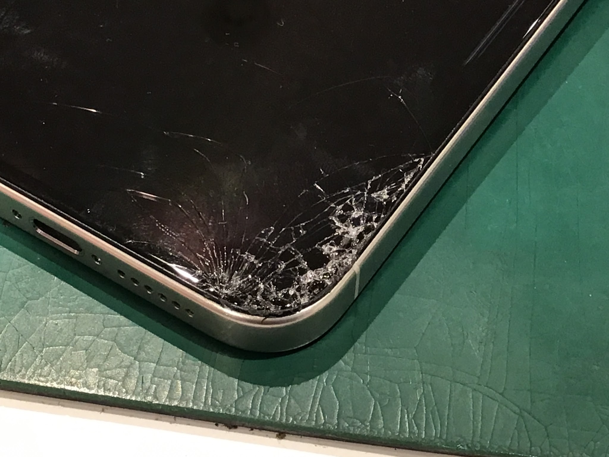 iPhone15ProMax(アイフォーン)のガラス割れ修理はスマホ修理工房丸井錦糸町店にお任せください！